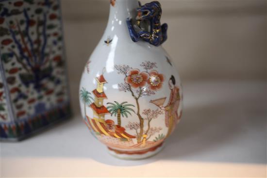 A Chinese export bottle vase, c.1700, height 22.5cm